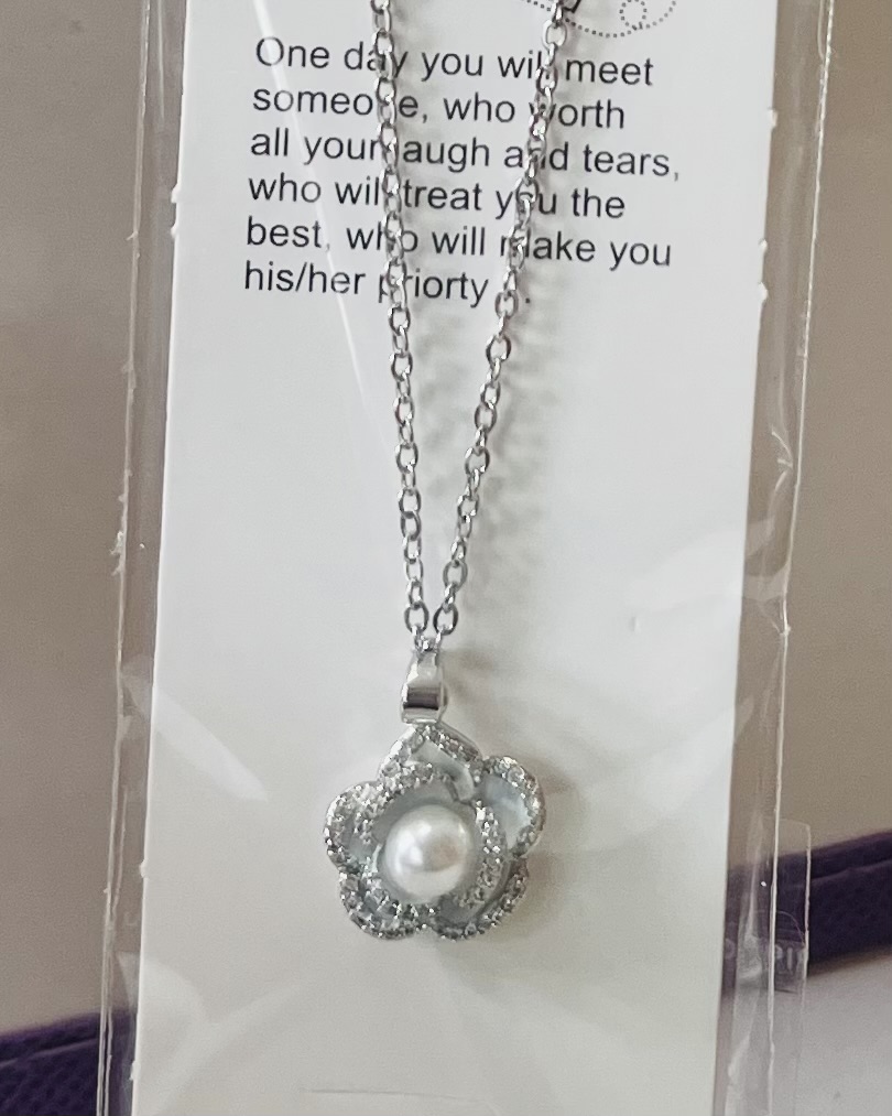 گردنبند گل وسط مروارید دار