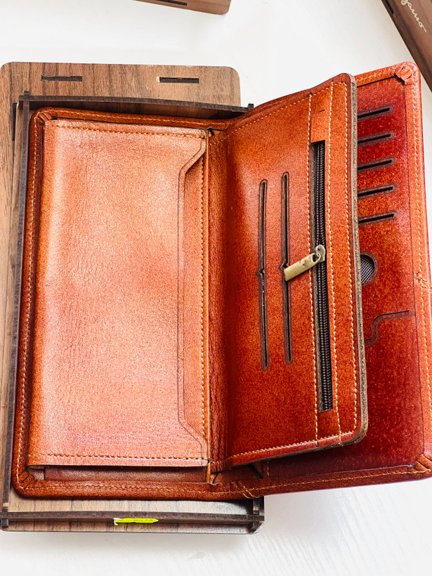 کیف پول چرم اصل برند فرگامو مدل کتی